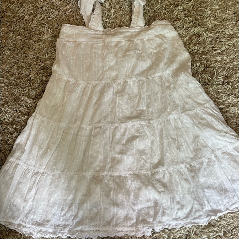 White girl dress, good for a graduation ceremony